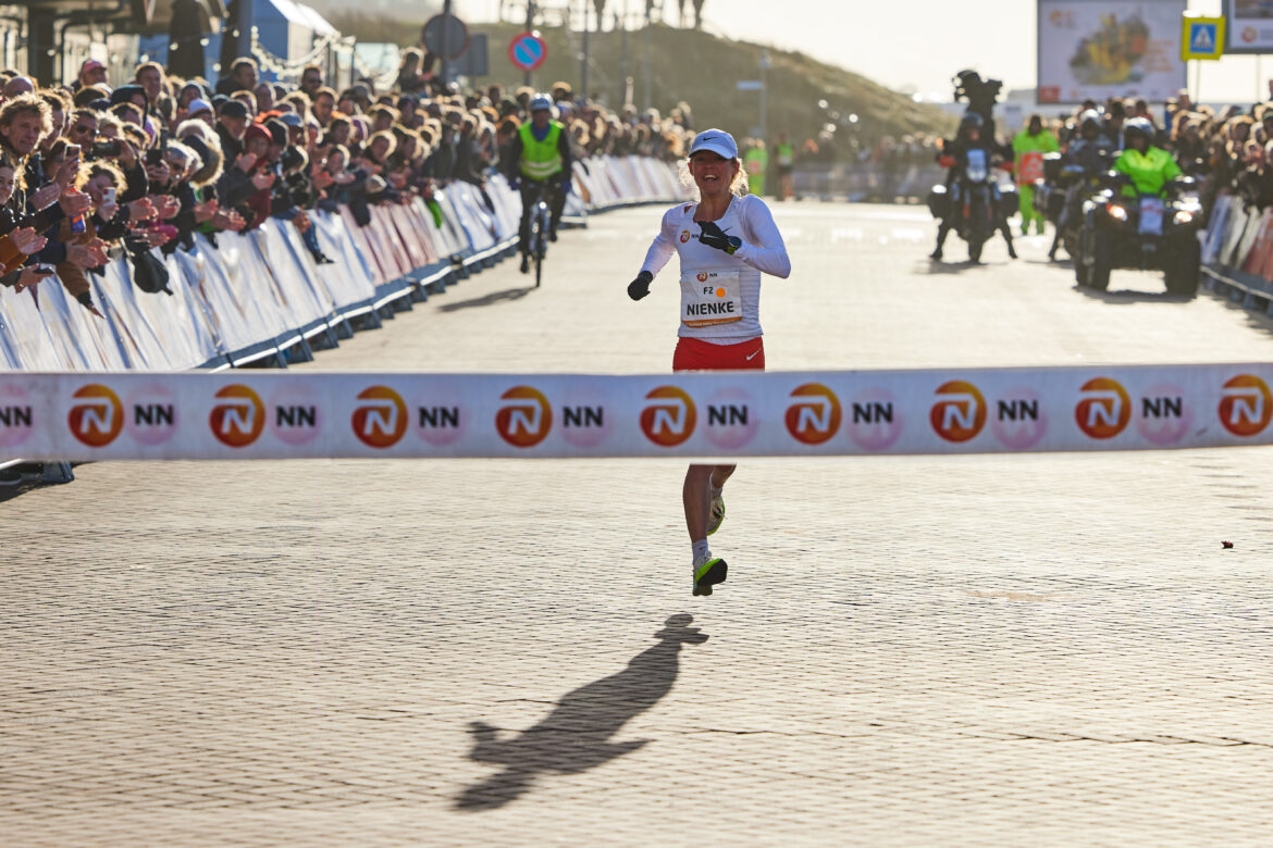Nienke Brinkman en Soufiane Bouchikhi winnen NN Egmond Halve Marathon